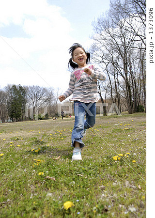 野原でかけっこ 1373096
