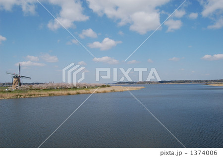 青い空と青い水面が続く印旛沼 1374006