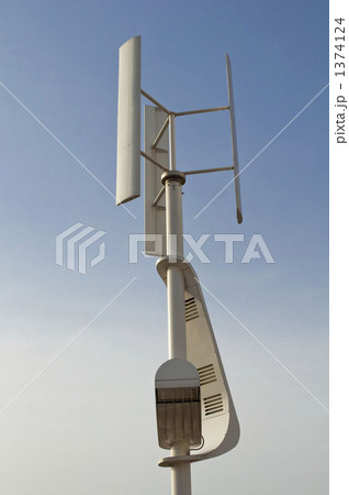 風力発電を利用した街灯 1374124