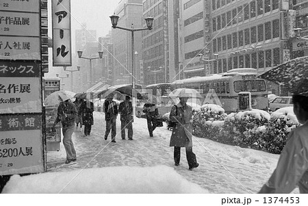 雪降る銀座通り　昭和59年 1374453
