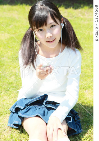 音楽を聴く小学生 1374569