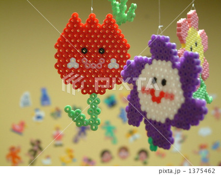 笑顔でゆれるアイロンビーズのお花の写真素材