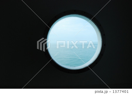船窓から望む水平線 1377401