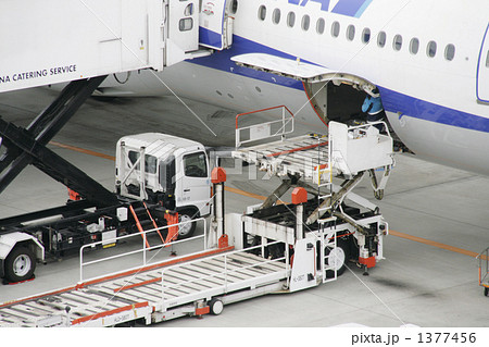 飛行場で働く車搬送車の写真素材