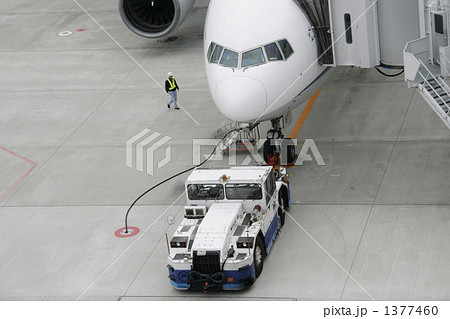飛行場で働く車トーイングトラックター 飛行場で働く車トーイングトラックター 1377460
