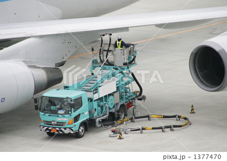 飛行場で働く車燃料補給車 1377470