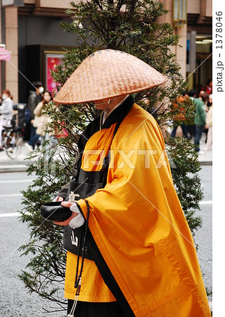 修行僧 托鉢 修行僧 横向きの写真素材 [1378046] - PIXTA