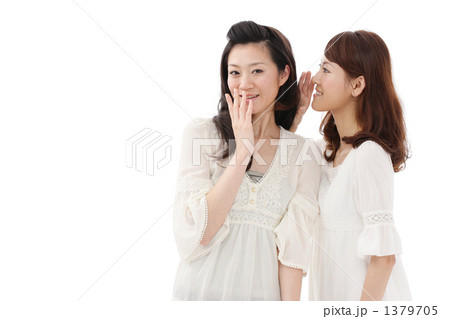 耳打ちする女性二人 1379705