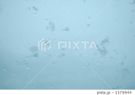 窓ガラスに降る雪 窓ガラスに降る雪 1379944