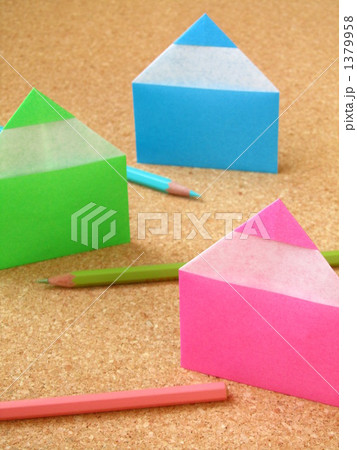 知育イメージ｜折り紙の鉛筆とカラフルな文房具 幼児教育・学習コンセプト（コルク背景）【縦位置】 1379958