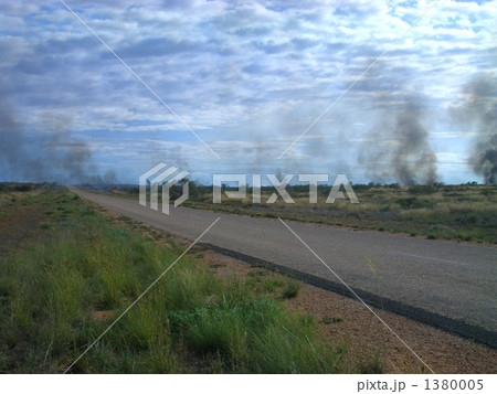 コーラルコーストのアウトバックの道路 火事 コーラルコーストのアウトバックの道路 火事 1380005