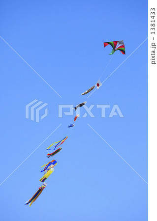 鯉のぼりの凧揚げ 1381433
