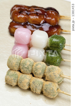 三種類の団子の写真素材
