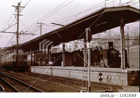 昭和43年　上野駅のC57蒸気機関車と165系急行電車 1381688