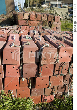 積み上げられたタコツボ（漁具） 1383593