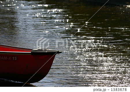 ボートと水面のきらめき 1383678