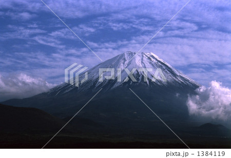 冠雪に陽射しを受ける富士 1384119