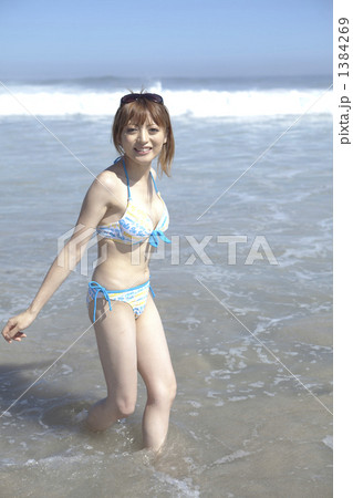 海水浴を楽しむ女性 1384269
