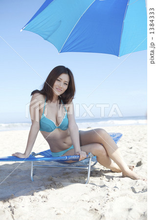 サマーベッドに座る女性 1384333