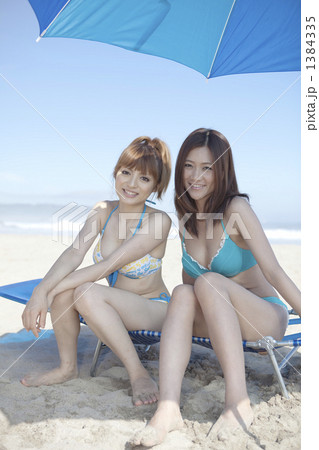 サマーベッドに座る女性 1384335