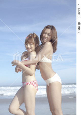 砂浜の水着の女性 抱く の写真素材
