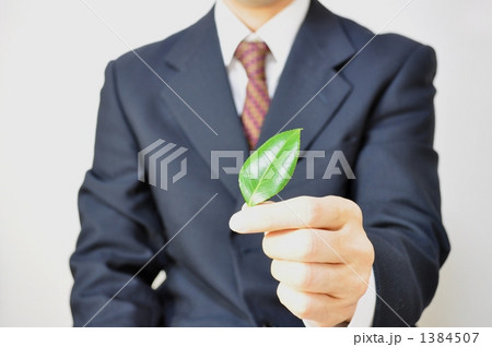 環境問題に取り組むイメージ(スーツで片手) 環境問題に取り組むイメージ(スーツで片手) 1384507
