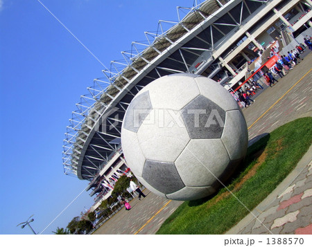 構えるサッカーボール 構えるサッカーボール 1388570