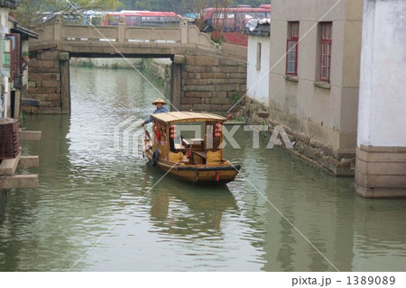 蘇州の運河をゆく観光船 蘇州の運河をゆく観光船 1389089