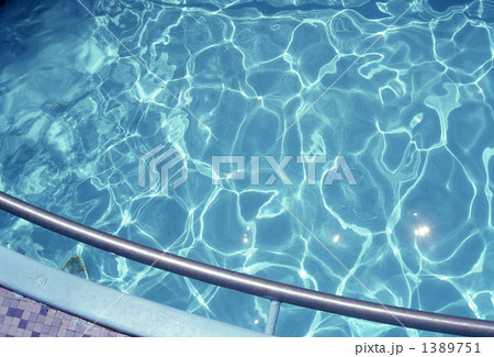 プールの水面 プールの水面 1389751