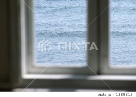 海が見える窓 1389812
