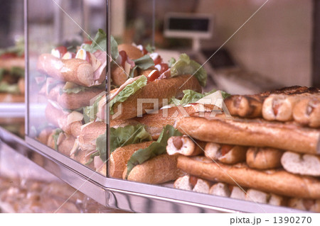 パリの街角のパン屋 1390270