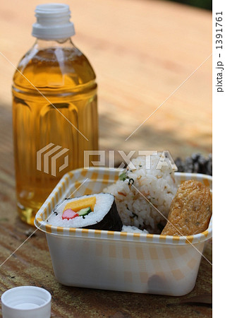 木陰でお弁当 1391761