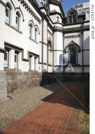 教会の窓と道 1393716