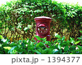 緑に囲まれたレトロな郵便ポスト 1394377