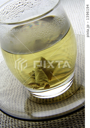 透明グラスに入った中国「苦丁茶」 1396194