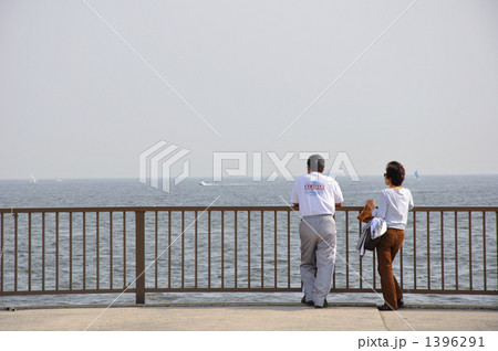 海を眺めるシニア夫婦 1396291