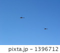 青い空と２機のヘリコプター 1396712