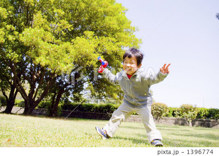 シャボン玉遊び05 1396774