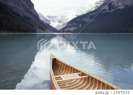 湖上のカヌー 1397032