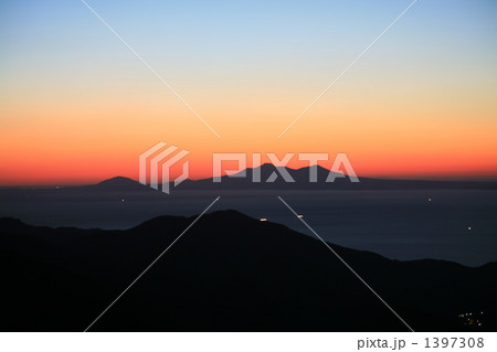 知床峠から望む国後島の夜明けです。 1397308
