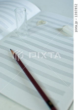 五線譜とピック 1397852