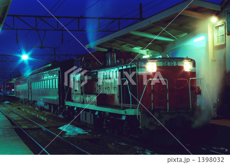 廃線となった日中線、喜多方駅停車中の始発列車 1398032