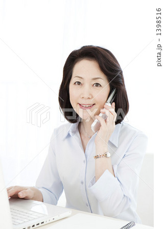 パソコン 携帯電話 ミドル女性 パソコン 携帯電話 ミドル女性 1398516