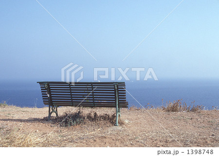 海辺のベンチ 1398748