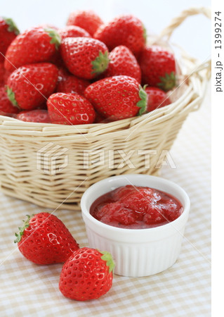 たくさんの苺と手作りジャム たくさんの苺と手作りジャム 1399274