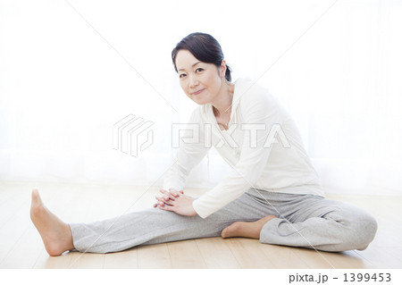 ストレッチをするミドル女性 1399453