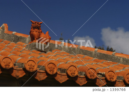 赤瓦屋根の上のシーサー 1399766