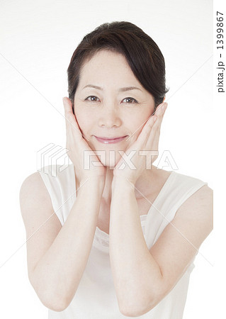 スキンケアをするミドル女性 1399867