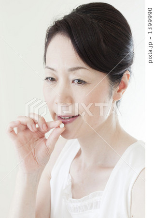 薬を飲むミドル女性 薬を飲むミドル女性 1399990