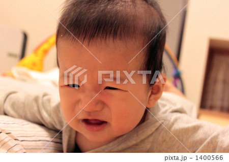 しわくちゃに泣く新生児の男の子 1400566